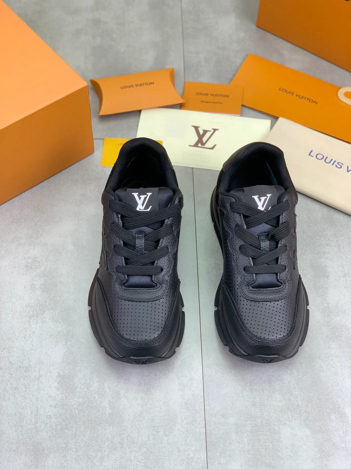 Factory price P700 💶 Top version [LOUIS VUITTON] Couple 🧑‍🤝‍🧑 Craftsman style Counter series (original order) New style 🍀LV Louis Vuitton - top version LV classic high-top trendy shoes! Made of imported original craft calfskin, original breathable lining, and original wear-resistant, lightweight, high-end TPU outsole! High quality products! 3️⃣ colors available, code numbers: female 35-39, male 39-44 (female 40, male 45 46 customized)